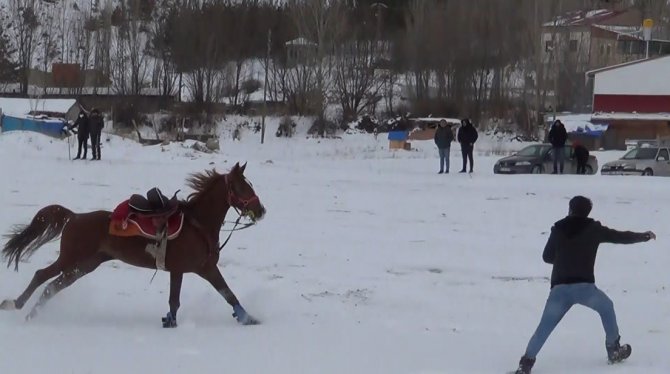 Karlı zeminde oynanan ciritte, at üzerinden düşen ciritçinin ayağı kırıldı turnuva yarıda kaldı