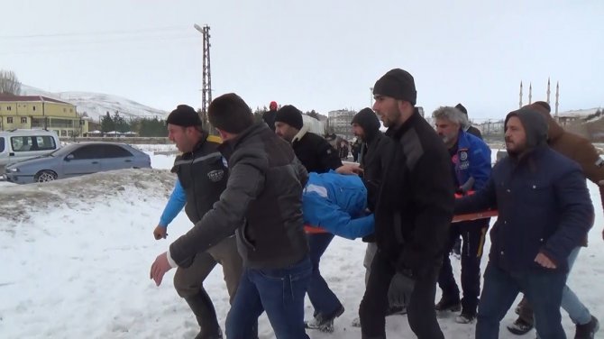 Karlı zeminde oynanan ciritte, at üzerinden düşen ciritçinin ayağı kırıldı turnuva yarıda kaldı