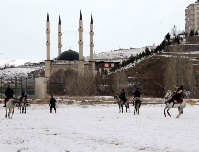 Karlı zeminde oynanan ciritte, at üzerinden düşen ciritçinin ayağı kırıldı turnuva yarıda kaldı