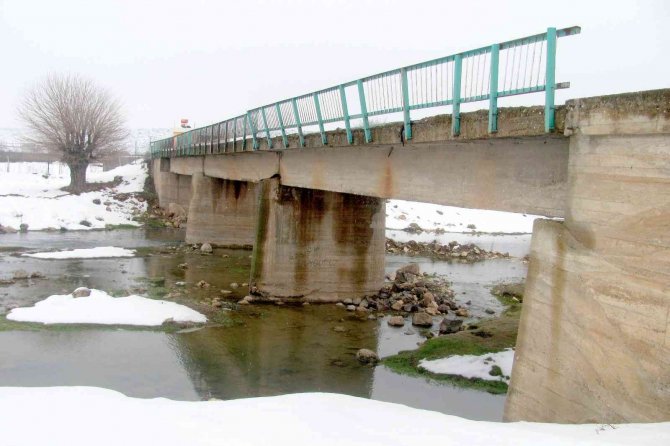 11 kırsal mahalleye ulaşım sağlayan köprü tehlike saçıyor