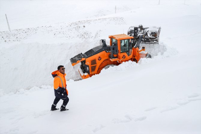 Geçen yıl en yüksek kar kalınlığının ölçüldüğü yolda zorlu mücadele