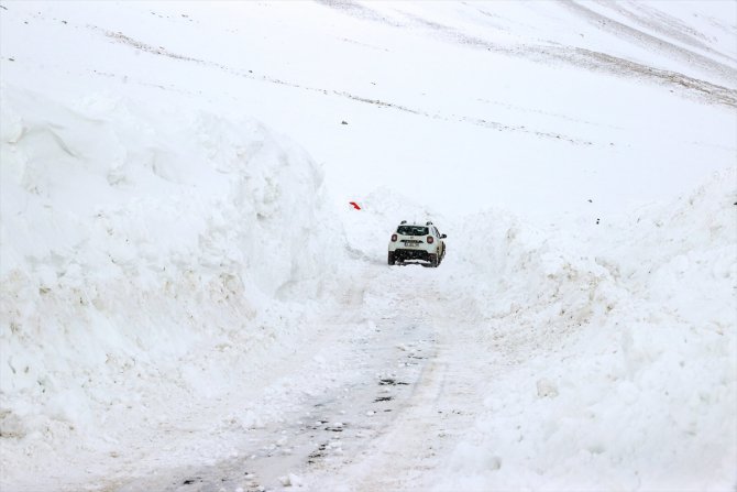 Geçen yıl en yüksek kar kalınlığının ölçüldüğü yolda zorlu mücadele