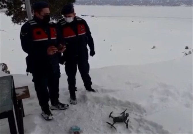 Beyşehir Gölü'ndeki adada mahsur kalan besicilere ihtiyaçları drone ile ulaştırıldı