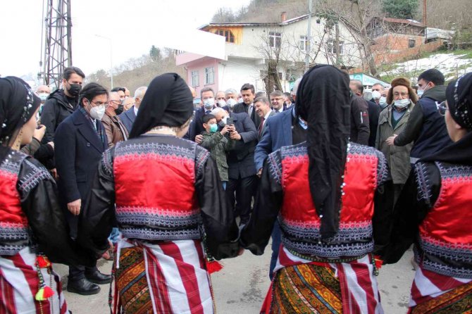 Binali Yıldırım, Kuşköy’de "Kuş dili" ile karşılandı