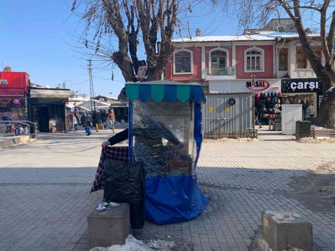 Dondurucu soğuğa rağmen simitçiler tezgâh başında