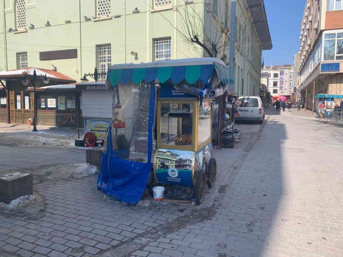 Dondurucu soğuğa rağmen simitçiler tezgâh başında