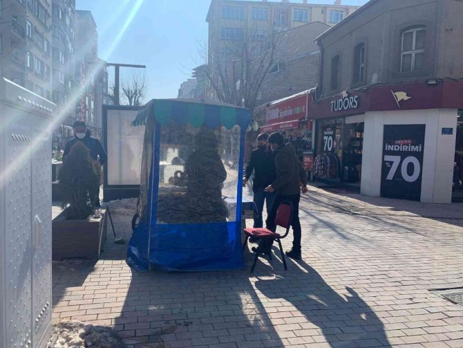 Dondurucu soğuğa rağmen simitçiler tezgâh başında