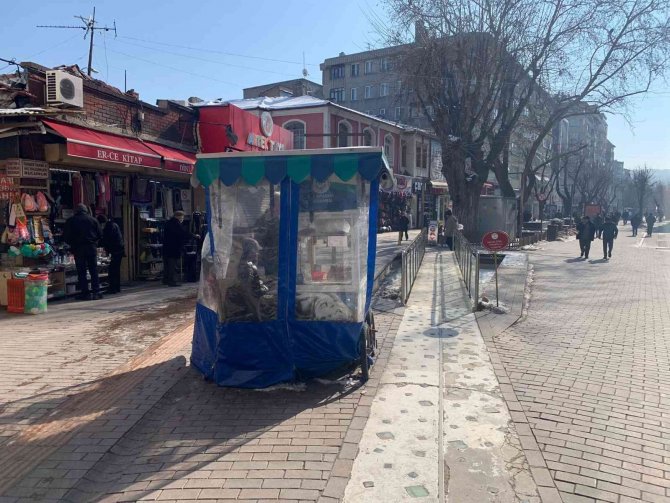 Dondurucu soğuğa rağmen simitçiler tezgâh başında