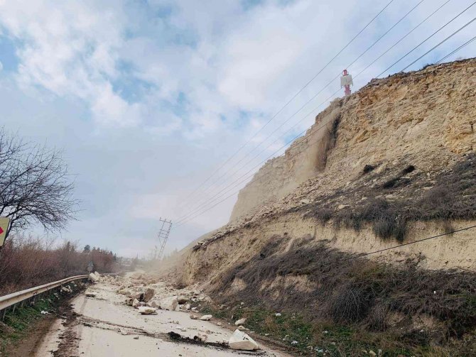 Heyelan yaşanan yolda çalışmalar başlatıldı