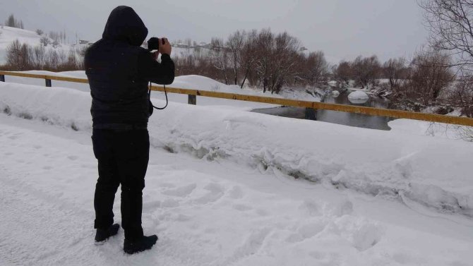 Kar altındaki menderesler görenleri mest ediyor