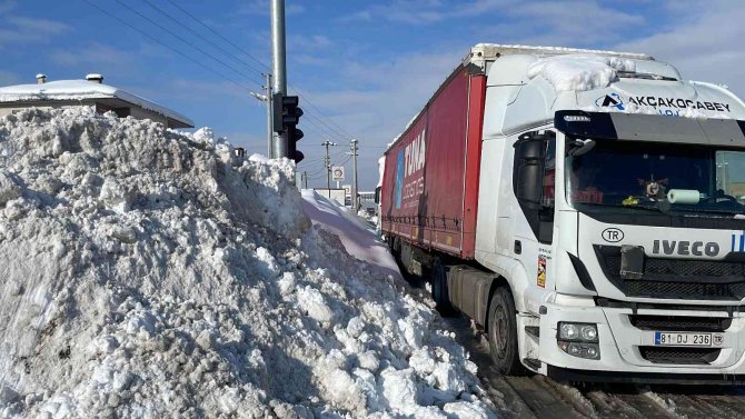 Kar yağışı bitti, mini kar dağları ortaya çıktı