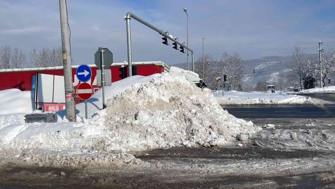 Kar yağışı bitti, mini kar dağları ortaya çıktı