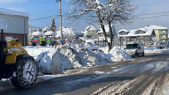 Kar yağışı bitti, mini kar dağları ortaya çıktı