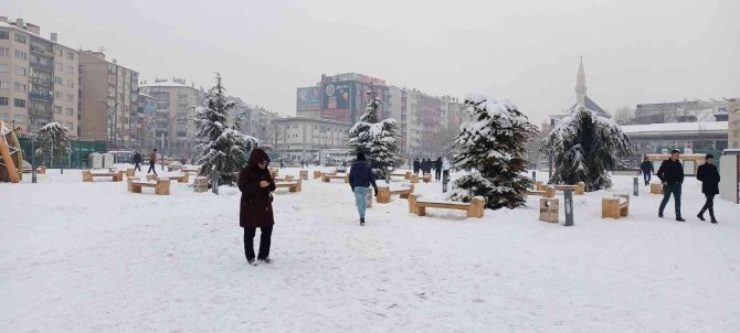 Kırşehir’de kar yağışı yeniden başladı