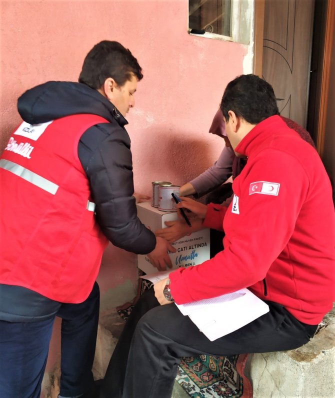 Kızılay’dan ihtiyaç sahiplerine giyim ve gıda yardımı