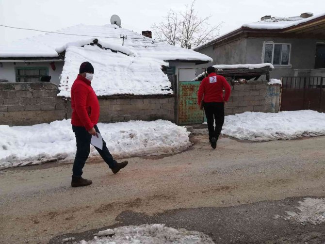 Kızılay’dan ihtiyaç sahiplerine giyim ve gıda yardımı