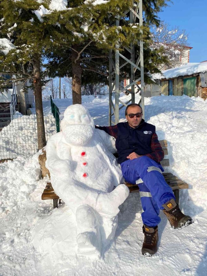 Köy muhtarı sanatını konuşturdu ’kardan dede’ yaptı