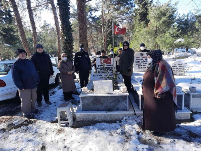 Şehit polis kabri başında dualarla anıldı