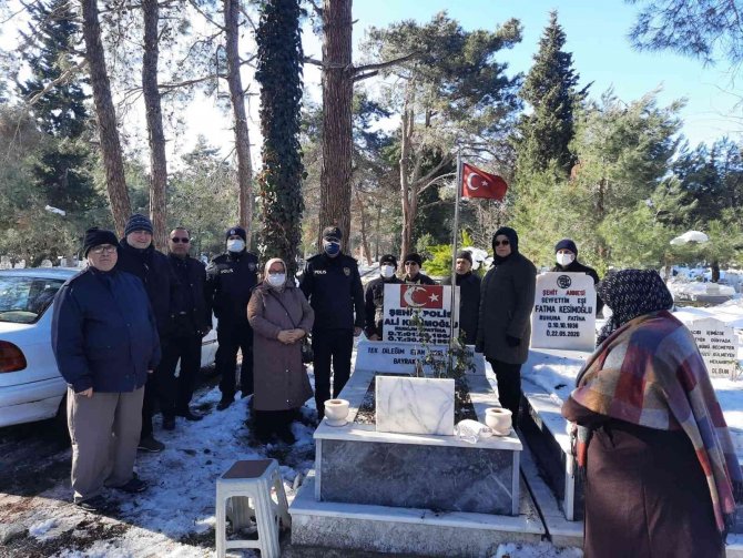 Şehit polis kabri başında dualarla anıldı