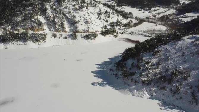 Bolu'daki Sünnet Gölü'nün yüzeyi buz tuttu