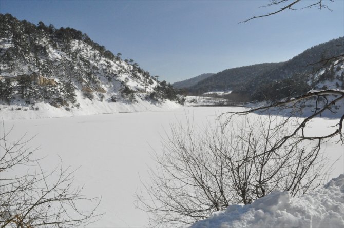 Bolu'daki Sünnet Gölü'nün yüzeyi buz tuttu