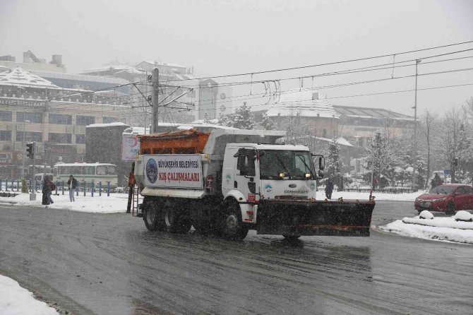 Büyükşehir 145 mahalle yolunu açtı, 23 yol kapalı