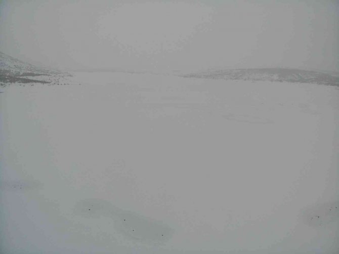 Buz tutan Altınapa Baraj Gölü karla kaplandı
