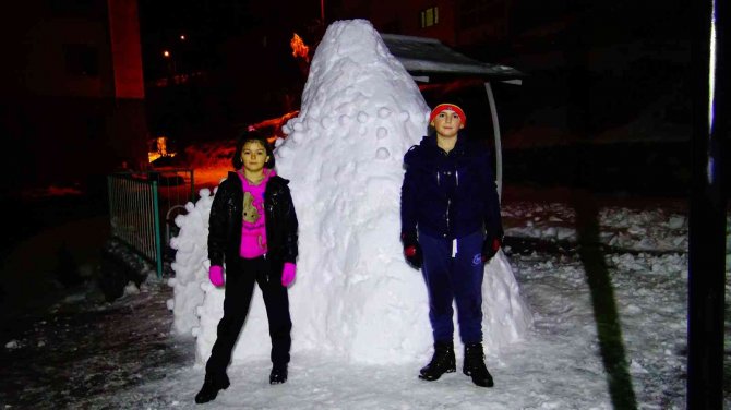 Cami bahçesinde temizledikleri karlarla eskimo evi yaptılar