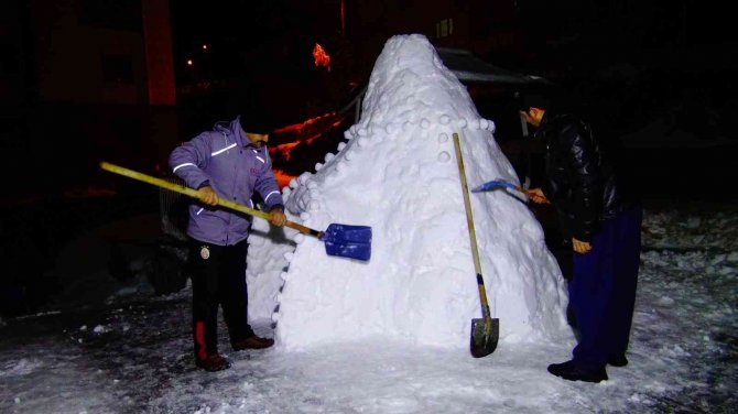 Cami bahçesinde temizledikleri karlarla eskimo evi yaptılar