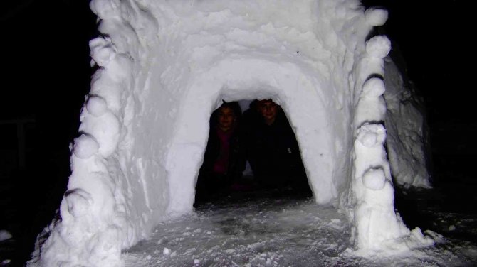 Cami bahçesinde temizledikleri karlarla eskimo evi yaptılar