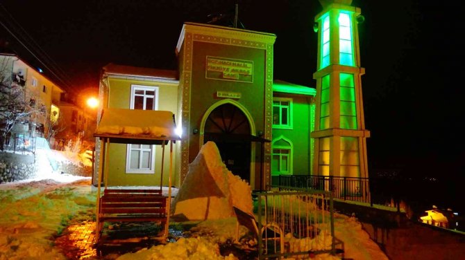 Cami bahçesinde temizledikleri karlarla eskimo evi yaptılar