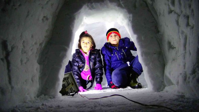 Cami bahçesinde temizledikleri karlarla eskimo evi yaptılar