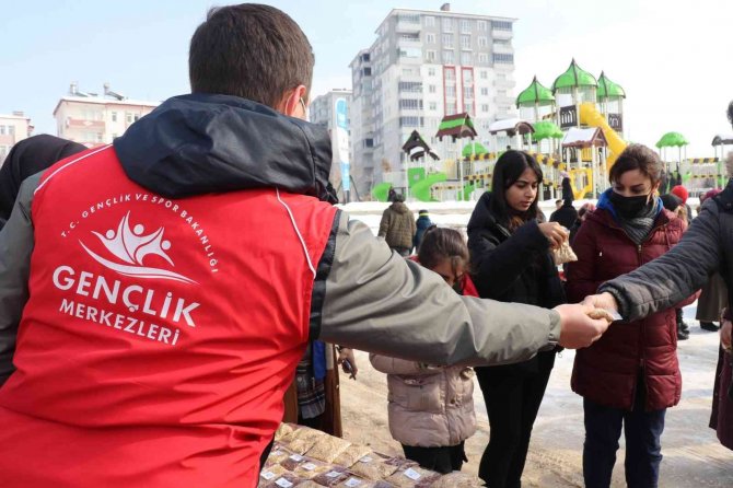 Gençler karda hayvanları unutmadı