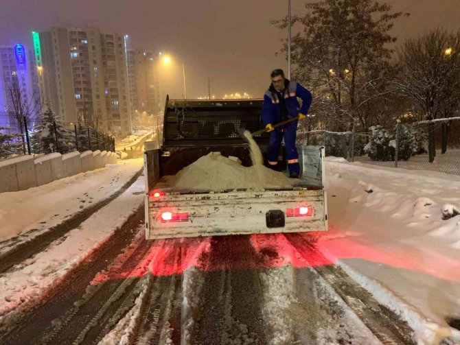 Yoğun kar yağışına rağmen Ankara’da haftanın ilk günü yollar trafiğe hazır