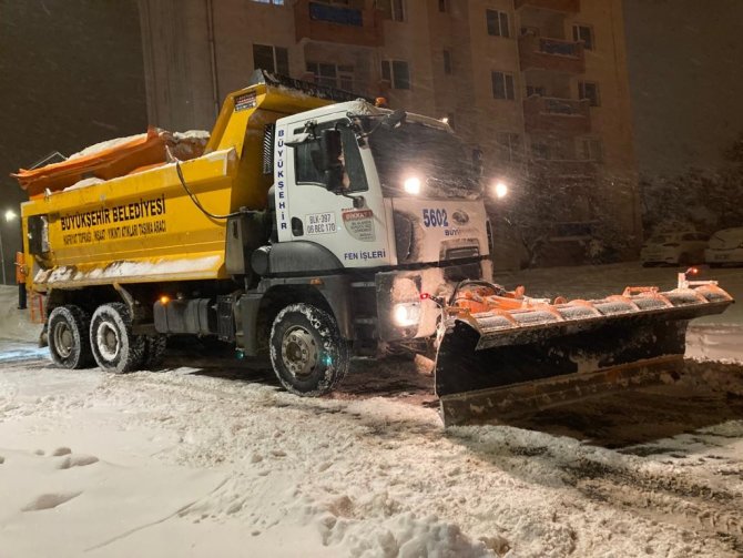 Yoğun kar yağışına rağmen Ankara’da haftanın ilk günü yollar trafiğe hazır