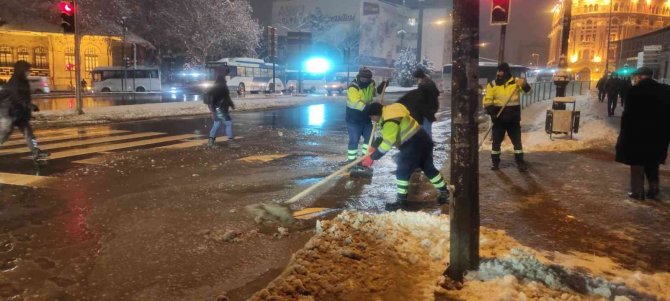 Yoğun kar yağışına rağmen Ankara’da haftanın ilk günü yollar trafiğe hazır