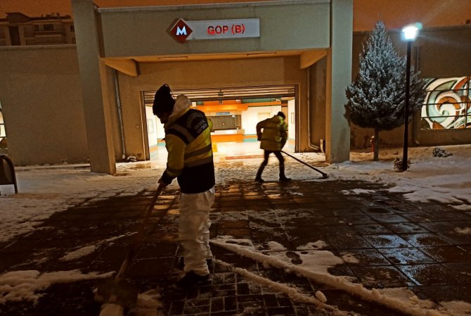 Yoğun kar yağışına rağmen Ankara’da haftanın ilk günü yollar trafiğe hazır