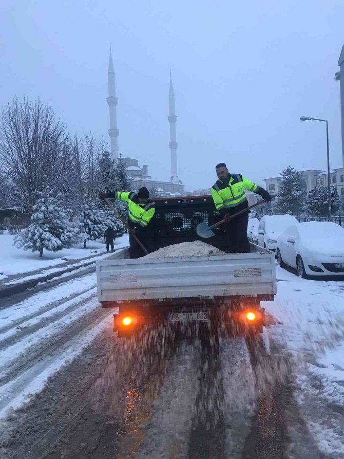 Yoğun kar yağışına rağmen Ankara’da haftanın ilk günü yollar trafiğe hazır