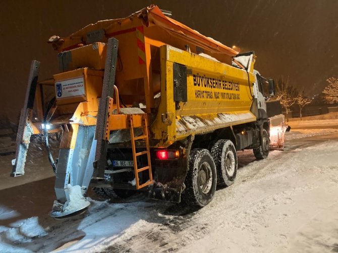 Yoğun kar yağışına rağmen Ankara’da haftanın ilk günü yollar trafiğe hazır