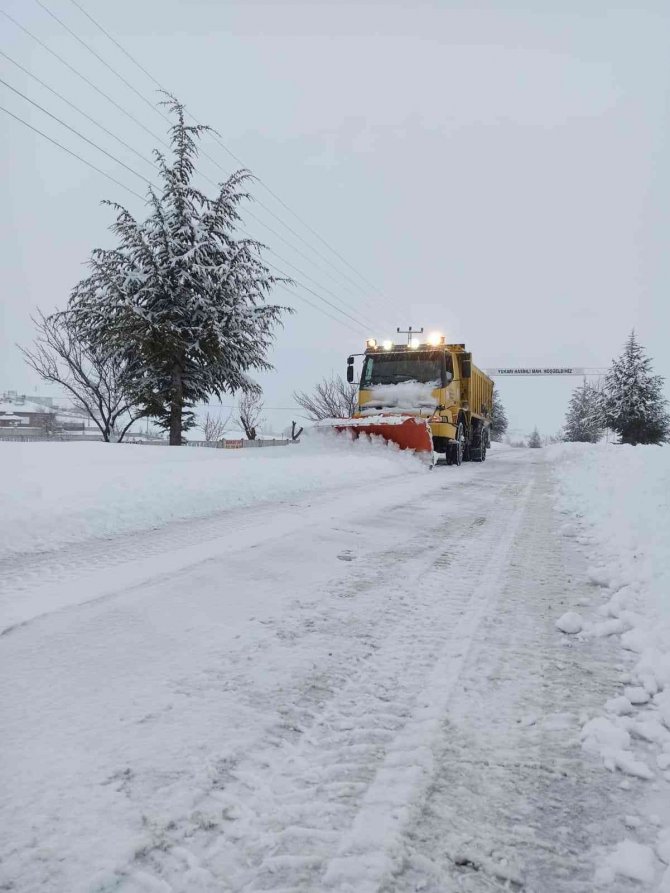 92 mahalle yolu ulaşıma açık, 3 yol kapalı