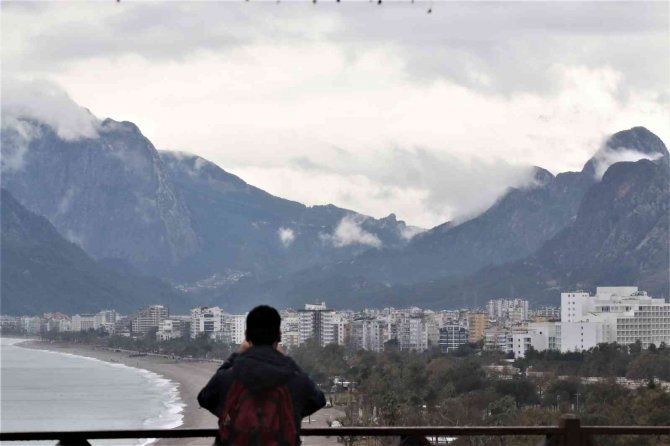 Antalya’da bulutlar Toroslar’ın eteğine kadar indi, kartpostallık görüntüler oluştu