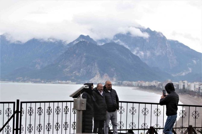 Antalya’da bulutlar Toroslar’ın eteğine kadar indi, kartpostallık görüntüler oluştu