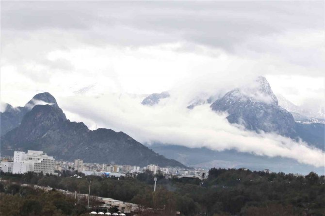 Antalya’da bulutlar Toroslar’ın eteğine kadar indi, kartpostallık görüntüler oluştu