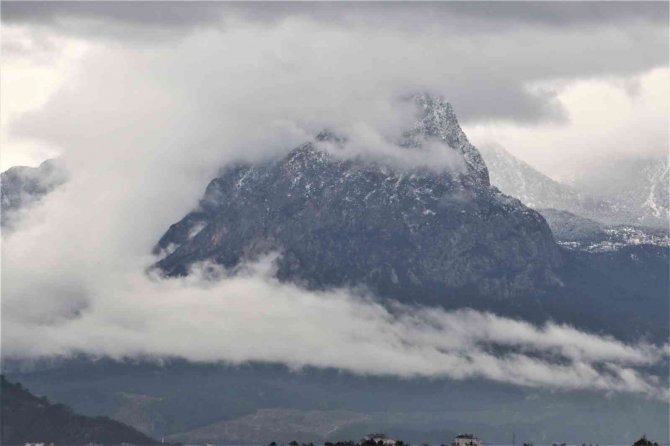 Antalya’da bulutlar Toroslar’ın eteğine kadar indi, kartpostallık görüntüler oluştu