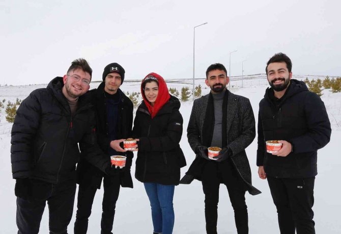 Kış şartlarında yiyecek bulmakta zorlanan sokak hayvanları için doğaya mama bırakıldı