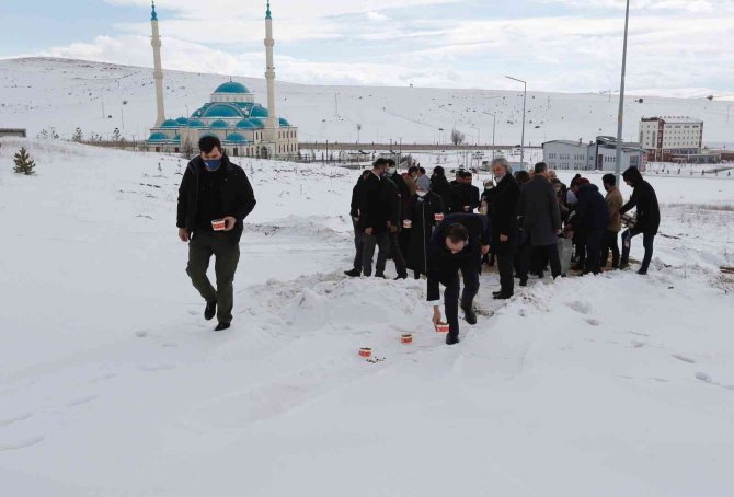 Kış şartlarında yiyecek bulmakta zorlanan sokak hayvanları için doğaya mama bırakıldı