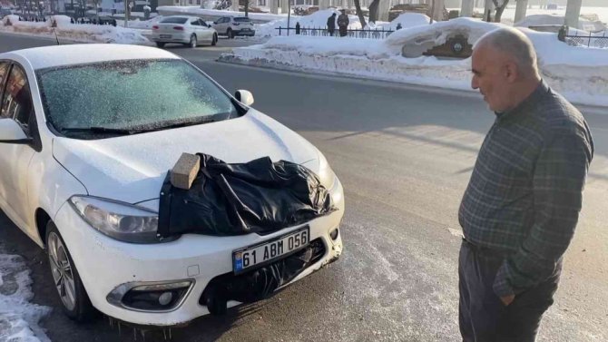 Soğuk havaya hazırlıksız yakalanan vatandaşın, aracını ısıtma yöntemi gülümsetti