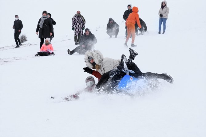 "Aladağ" 2 bin 385 metre rakımda kayak keyfi yaşatıyor