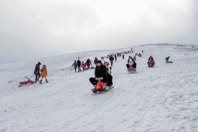 "Aladağ" 2 bin 385 metre rakımda kayak keyfi yaşatıyor