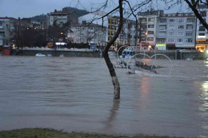 Çanakkale’de çay taştı araçlar sular altında kaldı